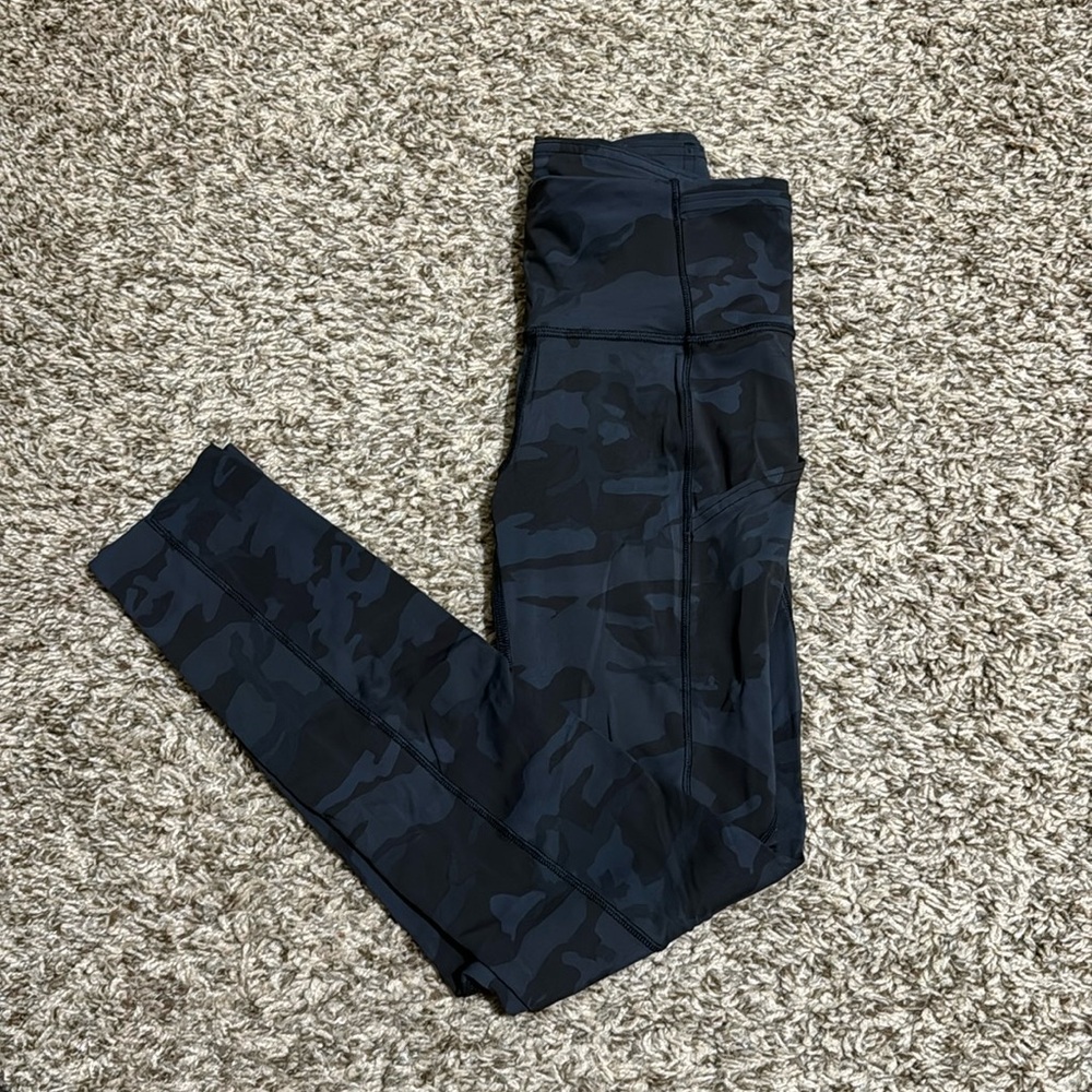 Lulu Lemon camo fast & free tights. Size 2 25in. Very well taken care.